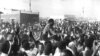 Le Premier ministre Moise Tshombe de la province séparatiste congolaise du Katanga avec une foule enthousiaste lors d’une courte escale qu’il a faite dans la banlieue du Kenya près d’Elisabethville, Katanga, le 26 août 1960.