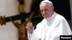 El papa Francisco dijo que es intolerable que miles de personas mueran a diario de hambre.