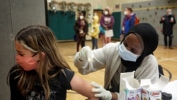 资料照片：一名10岁女孩在华盛顿州西雅图接种第一剂辉瑞新冠疫苗。
