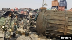 16일 방독면을 쓴 군인들이 중국 톈진 폭발 사고 현장을 수색하고 있다.