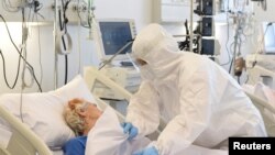 Medicinski radnici brinu se o obolelima od Kovida 19, u novoizgrađenoj kovid-bolnici u Novom Sadu, Srbija, 8. septembra 2021. (Foto: Rojters, Zorana Jevtić)