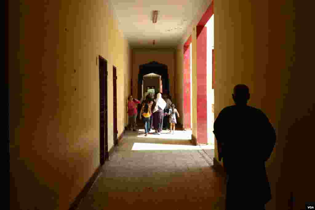 A polling station in a school in central Cairo, Egypt, June 16, 2012. (Y. Weeks/VOA)