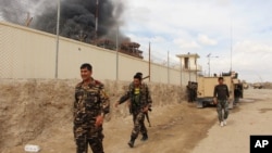 지난 3월 아프가니스탄 헬만드 주에서 정부 군과 탈레반 간 교전이 발생한 가운데, 탈레반 병력이 포진한 건물에서 연기가 솟고 있다. (자료사진) 