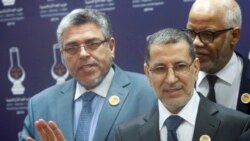 Saad-Eddine El Othmani, Perdana Menteri sekaligus ketua Partai Pembangunan dan Keadilan Islam (PJD) Maroko berbicara di markas partai tersebut ditemani oleh Menteri Kehakiman Mustapha Ramid (kiri) anggota partai Mohamed Yatim (kanan) di Rabat pada 21 Maret 2017.