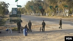 Soldados libios en un puesto de control cerca de la ciudad de Misrata.