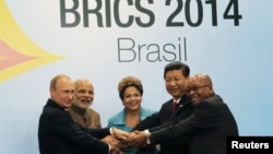 ບັນດາຜູ້ນຳຂອງ 5 ປະ​ເທດ​ຈາກກຸ່ມ BRICS ຈາກຊ້າຍ ຜູ້ນຳຣັດເຊຍ ທ່ານ Vladimir Putin ຜູ້ນຳອິນເດຍ ທ່ານ Narendra Modi ຜູ້ນຳບຣາຊີລ ທ່ານນາງ Dilma Rousseff ຜູ້ນຳຈີນ ທ່ານ Xi Jinping ແລະຜູ້ນຳ ອາຟຣິກາໃຕ້ ທ່ານ Jacob Zuma ໄດ້ໃຫ້ການອະນຸມັດ ຕໍ່ການສ້າງຕັ້ງທະນາຄານພັດທະນາໃໝ່ ໃນກອງປະຊຸມຢູ່ທີ່ ເມືອງ Fortaleza ປະເທດບຣາຊີລ ເມື່ອວັນທີ 15 ກໍລະກົດ 2014.