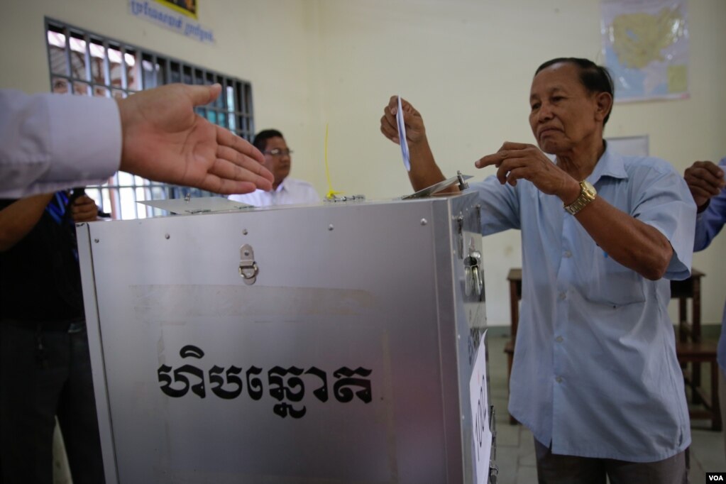 មន្ត្រីក្រុមប្រឹក្សាសង្កាត់មួយរូប ស្ថិតក្នុងការិយាល័យបោះឆ្នោតព្រឹទ្ធសភា កាលពីថ្ងៃទី២៥ ខែកុម្ភៈ ឆ្នាំ២០១៨។ (អូន ឆេងប៉រ/VOA)