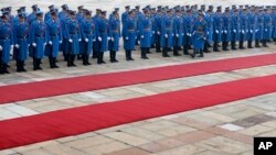 Arhiva, ilustracija - Pripadnici garde Vojske Srbije (AP Photo/Darko Vojinovic)