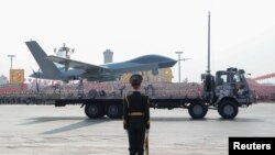 参加国庆阅兵式的中国军队无人机经过天安门广场。(2019年10月1日)