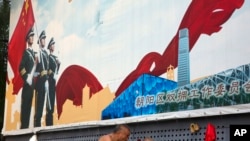 北京街頭的宣傳板宣揚保衛祖國（資料圖片）