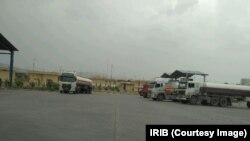 Para sopir truk tanker bensin Iran, melakukan aksi mogok di provinsi Fars, Iran selatan, 23 Mei 2018.