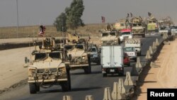 Konvoi kendaraan militer AS melintasi perbatasan ke wilayah semi-otonom Kurdistan di Irak, 21 Oktober 2019. 