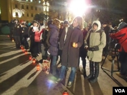 民众排队参加10月29日在莫斯科市中心的政治迫害受难者日纪念活动(美国之音白桦拍摄)