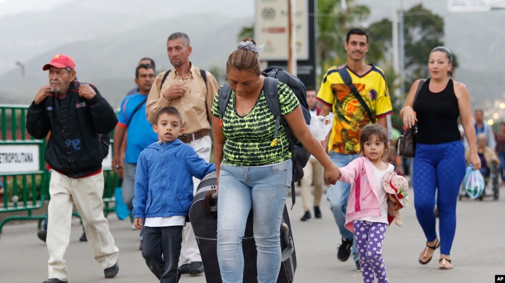 En esta foto del 28 de junio de 2018, Yelitza Fuenmayor, una migrante venezolana cruza el puente internacional Simón Bolívar hacia Cúcuta, Colombia, con sus hijos. Según la ONU, hasta junio unos 2,3 millones de venezolanos han huído de la crisis en su país.