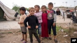 Anak-anak berpose di kamp pengungsi Suriah di Latakia (foto: dok). 