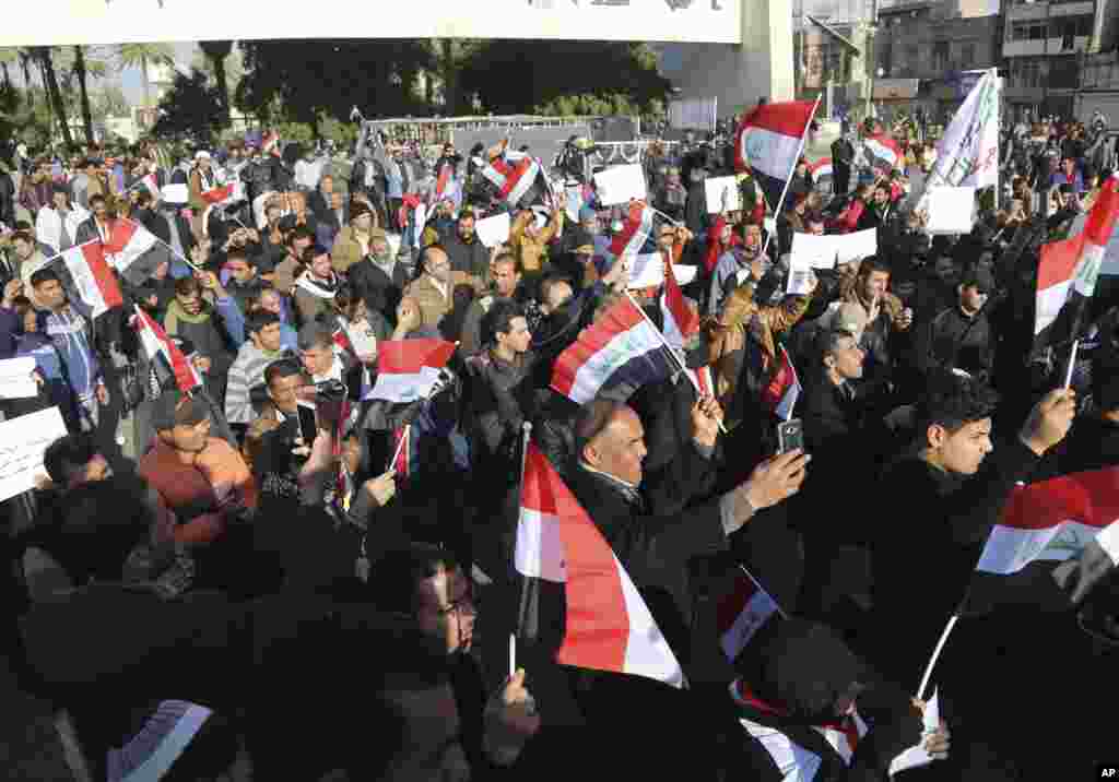 تظاهرات طرفداران مقتدی صدر، رهبر شیعه عراقی، در بغداد پایتخت این کشور. معترضان خواستار اصلاحات در دولت هستند.&nbsp;