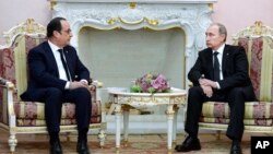 法國總統奧朗德（左）與俄羅斯總統普京（右）星期五在埃里溫舉行的紀念活動期間會面。