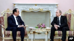 Tổng thống Nga Vladimir Putin (phải) lắng nghe Tổng thống Pháp Francois Hollande trong cuộc gặp ở Yerevan, Armenia, 24/4/2015.