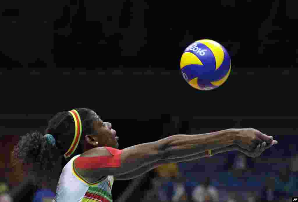 ریو گیمز میں خواتین کے والی بال کے کھیل کا ایک منظر