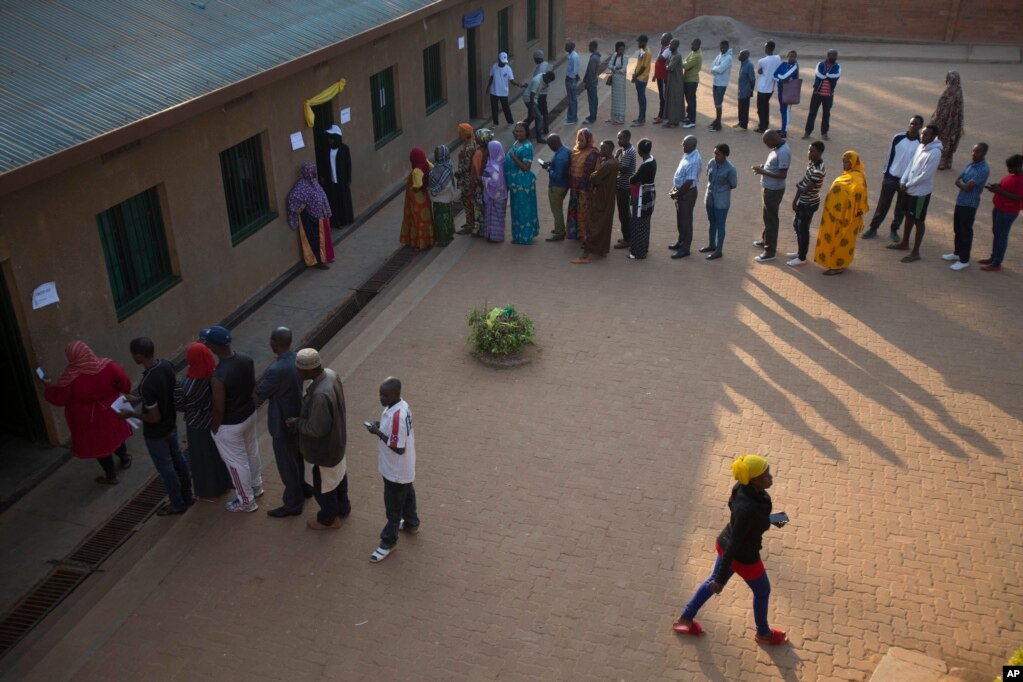 View of Rwandans lined up to cast their votes in the presidential elections at a polling station in Rwanda&#39;s capital Kigali,&nbsp; Aug. 4, 2017. (AP)