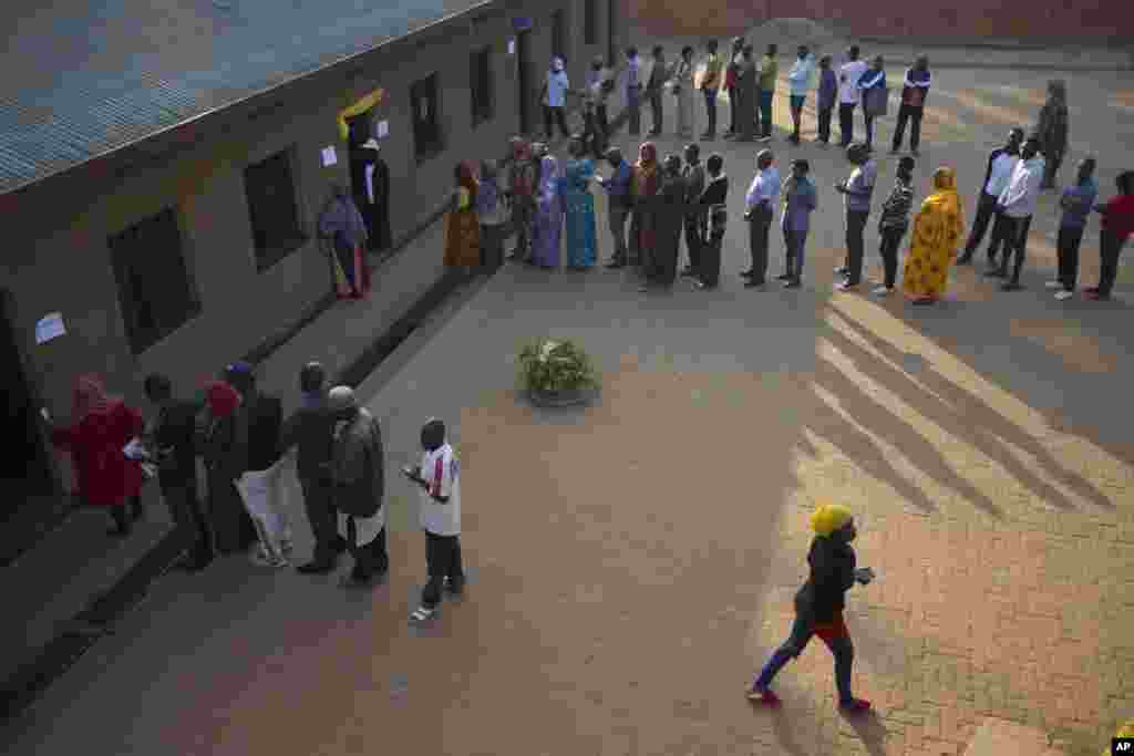 Des électeurs attendent pour voter devant les bureaux de vote à Kigali, 4 août 2017.