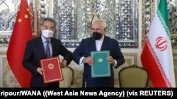 جریان امضای پیمان استراتیژیک میان،‌ جواد ظریف،‌ وزیر خارجهٔ پیشین ایران و وانگ یی همتای چینی‌اش