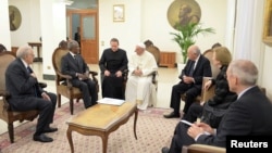 Pope Francis talks with former UN Secretary-General Kofi Annan during a private audience at the Vatican, Nov. 6, 2017. 