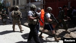 Tentara NATO mengamankan lokasi serangan bunuh diri di Kabul, Kamis (16/5). 