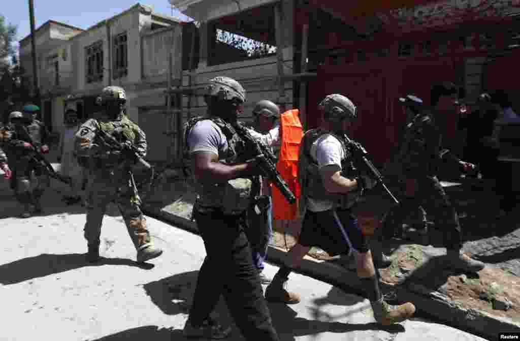 NATO soldiers with the International Security Assistance Force (ISAF) arrive at the site of a suicide attack in Kabul, May 16, 2013.