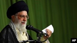 Pemimpin Tertinggi Iran Ayatollah Ali Khamenei hari Senin (15/9) menolak permintaan AS untuk ikut melawan ISIS.