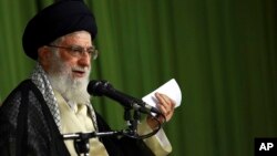 Pemimpin tertinggi Iran, Ayatollah Ali Khamenei berbicara dalam sebuah acara di Teheran (foto: dok).