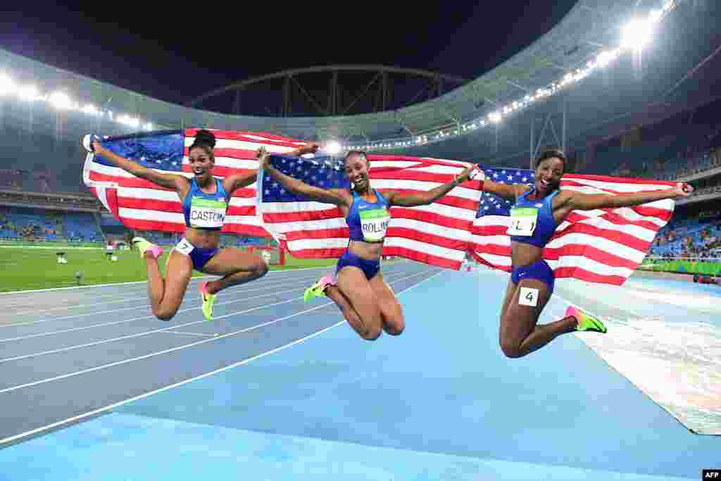 As americanas Kristi Castlin, medalha de bronze,&nbsp; Brianna Rollins, medalha de ouro e Nia Ali, medalha de prata, celebram depois da final dos cem metros barreiras nos Jogos Olímpicos do Rio de Janeiro.