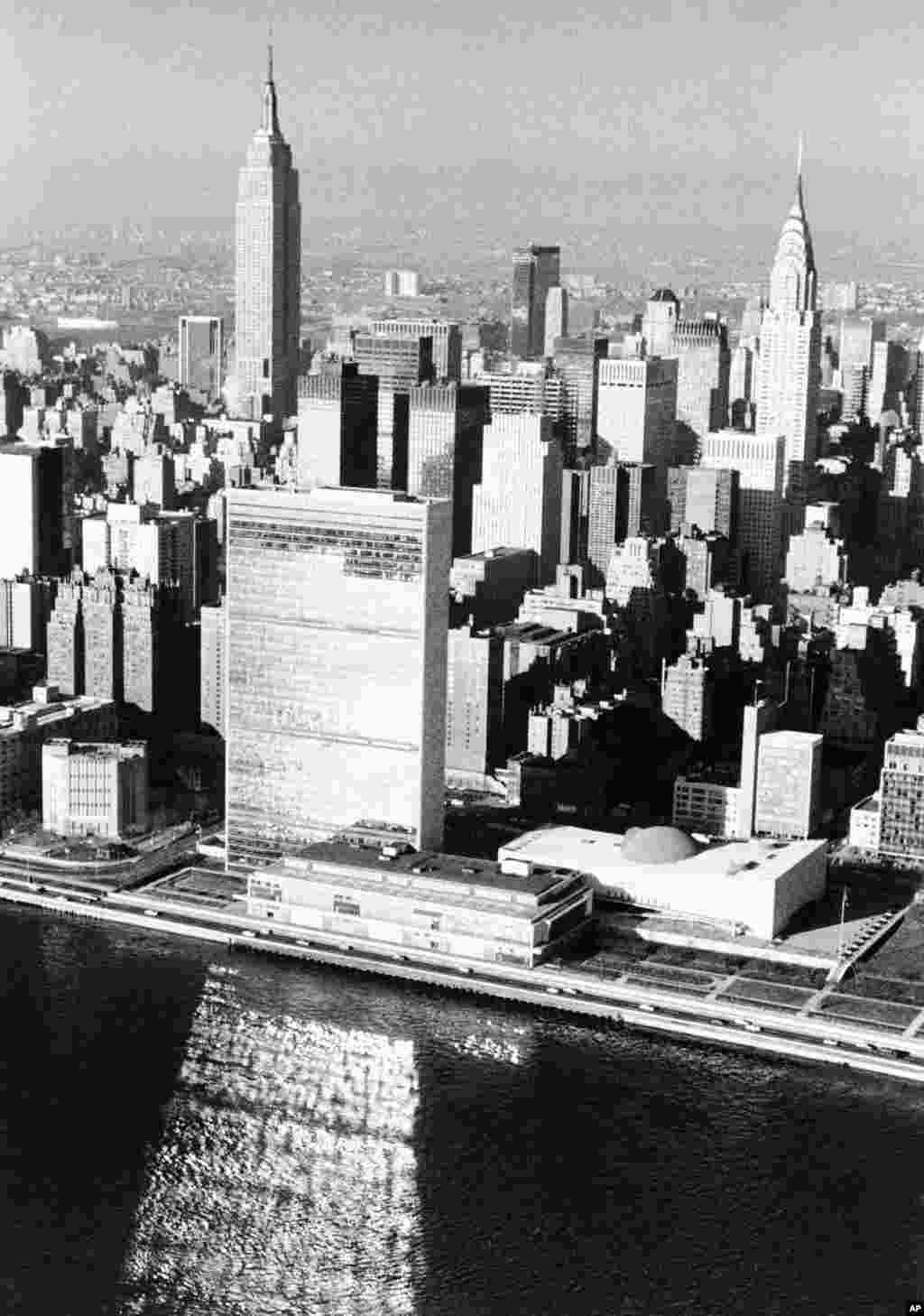 El complejo de edificios que forman parte de la sede de las Naciones Unidas en Nueva York se refleja sobre el r&iacute;o East. Muchas de las construcciones del complejo son obras de Niemeyer.&nbsp; 