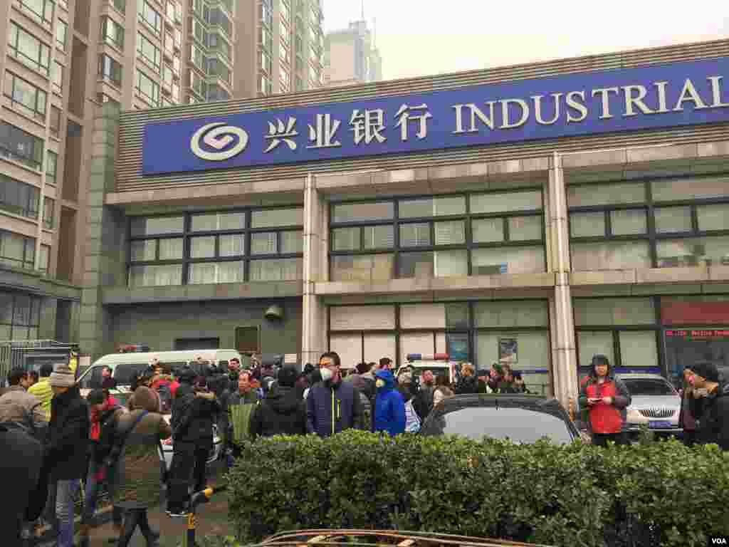 北京访民在法院外面声援因被控煽动民族仇恨罪和寻衅滋事罪受审的浦志强。（美国之音叶兵拍摄）