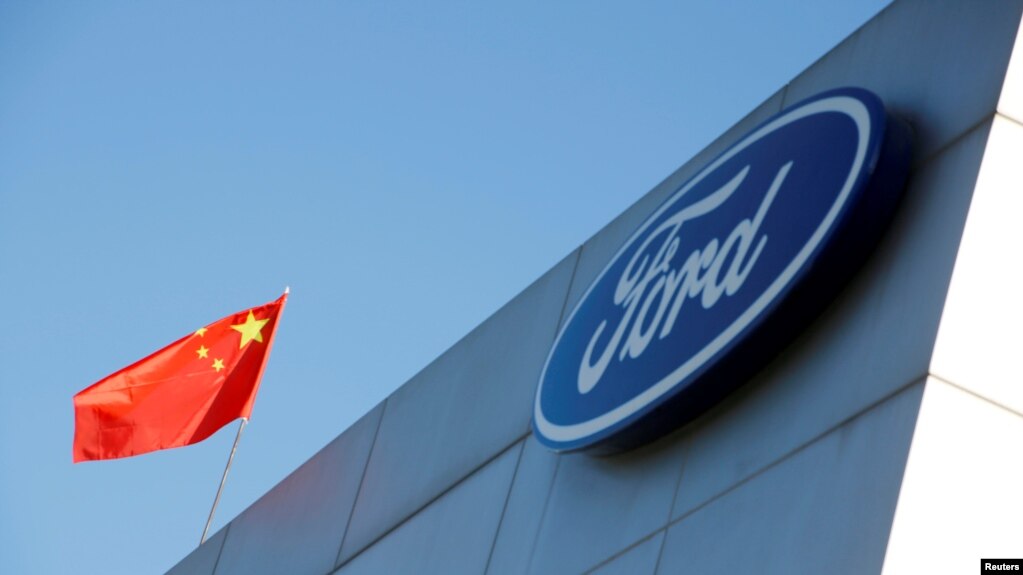 北京一家福特汽车专卖店外飘扬的中国国旗。(photo:VOA)