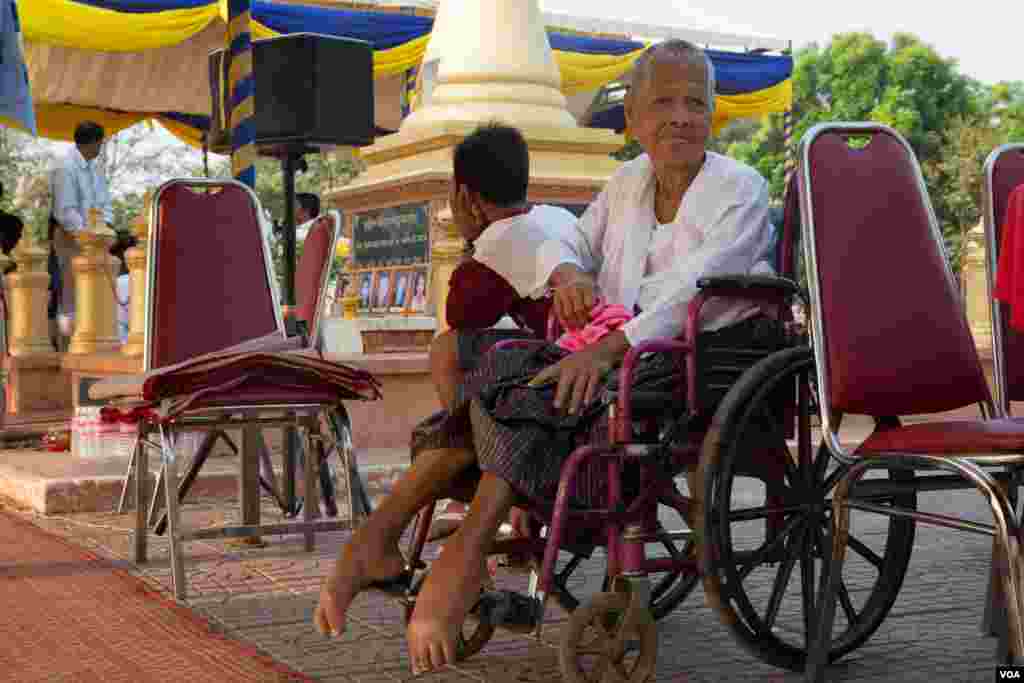 Ros Malen, 74, who survived the 1997 attack, attends the commemoration ceremony of those killed in the 1997 grenade attack, in Wat Botum park, Phnom Penh, on Wednesday, March 30, 2016. (Leng Len/VOA Khmer)