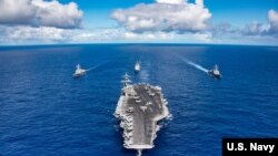 Američki nosač aviona "USS Karl Vinson" prilikom uplovaljavanja u vijetnamsku luku