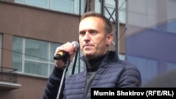 Rus muhalif siyasetçi Alexei Navalny Moskova'ya giden uçakta aniden fenalaştı ve hastaneye kaldırıldı.