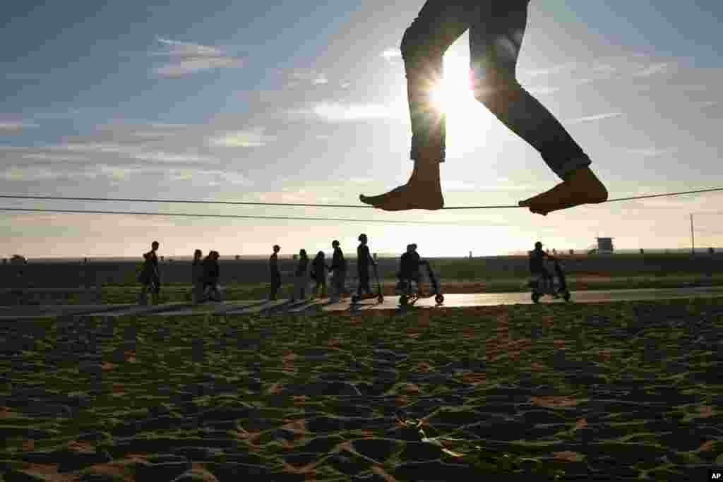 Vladimir Kozlov, 32, balances on a slackline on the beach in Santa Monica, California, USA.&nbsp;