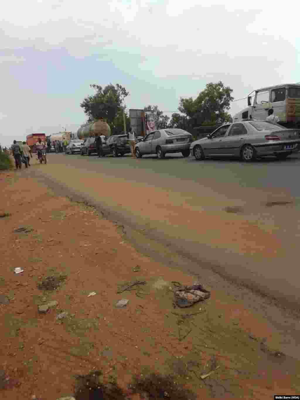 Des taxis et autres voitures sont garés sur le côté de la route à Bouaké, Cote d&rsquo;Ivoire, 13 mai 2017. (VOA/Sidiki Barro)