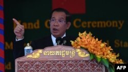 រូបឯកសារ៖ លោកនាយករដ្ឋមន្ត្រី ហ៊ុន សែន ថ្លែងក្នុងអំឡុងពិធីប្រគល់-ទទួល«ពហុកីឡដ្ឋានមរតកតេជោ» ដែលជាជំនួយឥតសំណងរបស់ចិន នៅរាជធានីភ្នំពេញ កាលពីថ្ងៃទី ១២ ខែកញ្ញា ឆ្នាំ ២០២១។