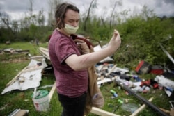 Michael Berhm, de 16 años, observa los cortes en su brazo que, según dijo, sucedieron durante un tornado cuando se encontraba cerca de su casa móvil destruida.