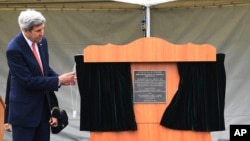 U.S. Secretary of State John Kerry unveils a plaque during a dedication at the site of the future of the American War Memorial beside the National War Memorial in Wellington, New Zealand, Nov. 13, 2016. Kerry returned Sunday to New Zealand, which had been his departure point for a flight to Antarctica on Friday.