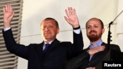 Serokomarê Tirk Recep Tayyîp Erdogan û kurê wî Bîlal