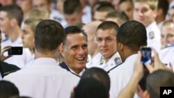 Romney saludó a los estudiantes de VMI y dijo que era un privilegio estar en una institución que ha "hecho tanto por nuestra nación".