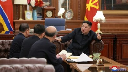 Lãnh tụ Bắc Triều Tiên Kim Jong Un gặp gỡ với phái đoàn ngoại giao gồm các quan chức vừa tới thăm Hoa Kỳ. 