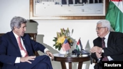 John Kerry y el presidente palestino, Mahmoud Abbas, poco antes de su reunión en la ciudad de Ramalá, Cisjordania.