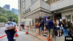 香港首宗国安法案件7月27日在高等法院判决，被告唐英杰煽动分裂及恐怖活动两项罪名成立，大批记者在法院门外采访，亦有大批警员在场戒备（美国之音/汤惠芸）