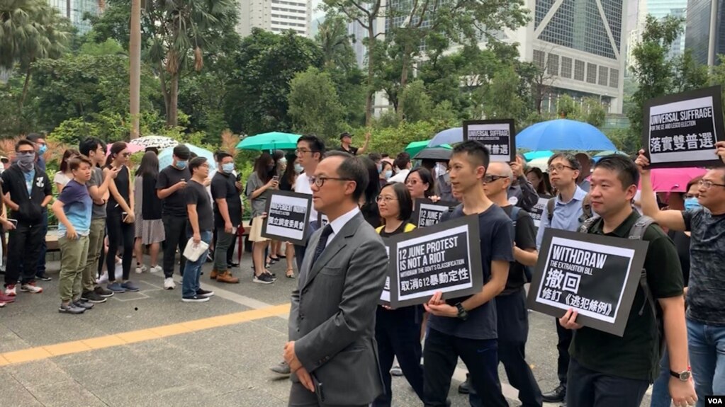 香港会计界立法会议员梁继昌率领数千名香港会计从业者举行反修例游行。（美国之音林枫拍摄，2019年8月23日）