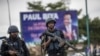 Des gendarmes camerounais sur la place Omar Bongo à Buea, capitale de la province du Sud-Ouest, majoritairement anglophone, le 3 octobre 2018. (Photo by MARCO LONGARI / AFP) 